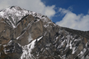 Micro-avalanche dans les roches sédimentaires du lias fortement plissées. On observe un pendage de l'ensemble  vers l'ouest (à gauche). Ces plis sont des témoins de mouvements  convergents dans la chaîne alpine. [8763 views]