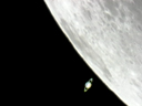 Conjonction Lune/Saturne (la luminosité de Saturne a été augmentée). L'image est obtenue avec une webcam ToUcam pro 3 placée sur le foyer du miroir d'un téléscope Cassegrain de 200 mm. La webcam fait une acquisition de plusieurs dizaines d'images en série, que le logiciel REGISTAX (gratuit) permet de fusionner en une seule photo. Ce logiciel permet de définir un (ou plusieurs) point(s) sur la première image, ensuite il superpose toutes les autres images en se calant sur ce(s) point(s), avant de réaliser une sorte de "moyenne". L'avantage est que cela permet de niveler les imperfections dues aux turbulences atmosphériques. Cette méthode est très utilisée pour les photographies planétaires. [26261 views]