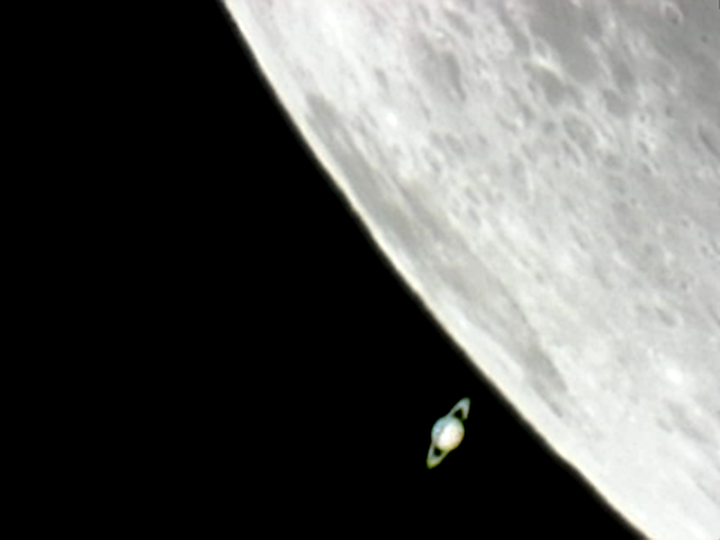 Conjonction Lune/Saturne (la luminosité de Saturne a été augmentée). L'image est obtenue avec une webcam ToUcam pro 3 placée sur le foyer du miroir d'un téléscope Cassegrain de 200 mm. La webcam fait une acquisition de plusieurs dizaines d'images en série, que le logiciel REGISTAX (gratuit) permet de fusionner en une seule photo. Ce logiciel permet de définir un (ou plusieurs) point(s) sur la première image, ensuite il superpose toutes les autres images en se calant sur ce(s) point(s), avant de réaliser une sorte de "moyenne". L'avantage est que cela permet de niveler les imperfections dues aux turbulences atmosphériques. Cette méthode est très utilisée pour les photographies planétaires.