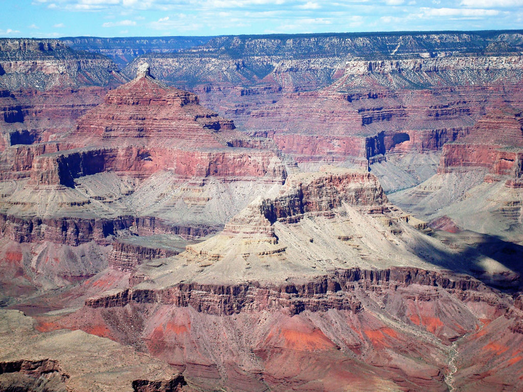Le Grand Canyon a été sculpté par le Colorado dans le plateau du même nom, qui s'étend sur quelque 350 000 kilomètres carrés à cheval sur l'Arizona, l'Utah, le Colorado et le Nouveau-Mexique. à mesure que les forces tectoniques ont surélevé ce plateau - il culmine aujourd'hui entre 2 000 et 3 000 mètres d'altitude - les eaux de la rivière ont entaillé des roches situées de plus en plus profondément, donc de plus en plus anciennes. Plusieurs dizaines de couches rocheuses quasi horizontales y sont apparentes, embrassant quelque 2 milliards d'années, près de la moitié de l'histoire de la Terre.