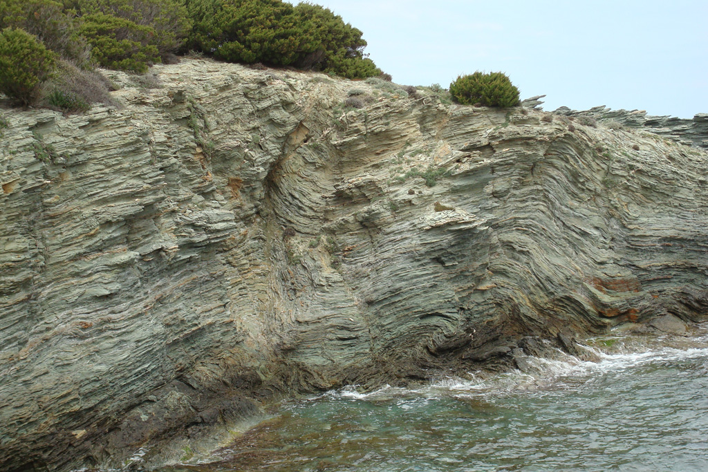 Prasinites plissées : Corse schisteuse ou alpine. Roches métamorphiques dérivant du gabbro à débit schisteux, riches en amphiboles, épidote, chlorite (schistes verts).