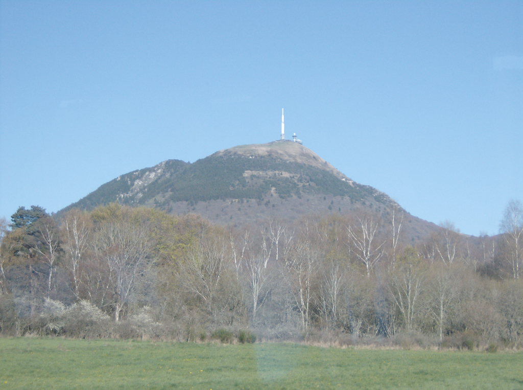 Le Puy de Dôme (Auvergne), altitude 1464m, formé de domite, variété particulière de trachyte .