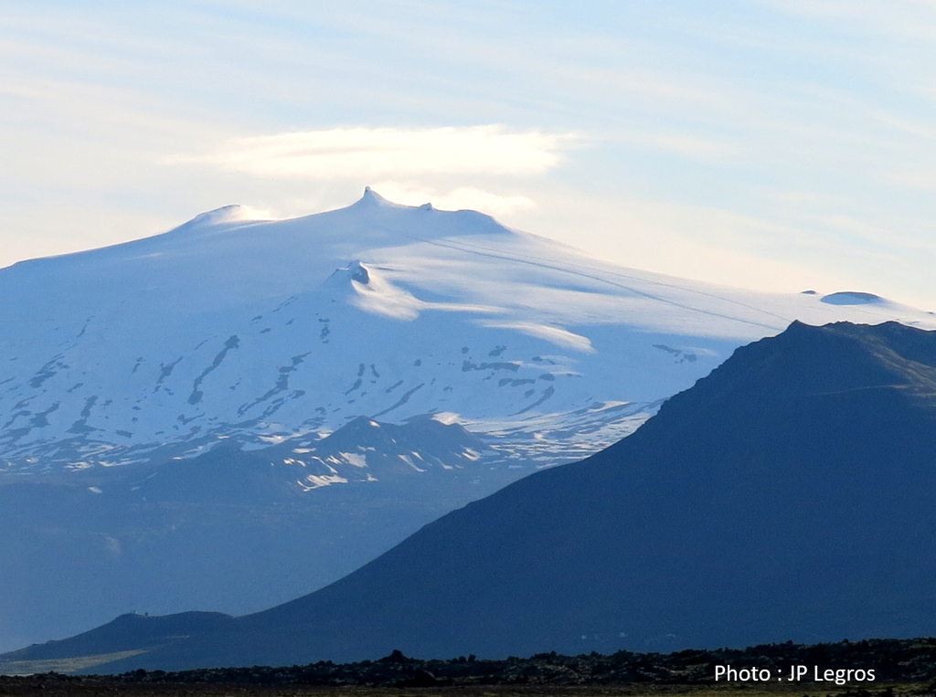 Écoutons Jules Verne dans son ouvrage « <em>Voyage au centre de la Terre</em> » nous parler de ce volcan d’Islande. En effet, il prétend que son cratère est l’entrée d’un monde souterrain : "<em>Le Sneffels </em>[Snæfellsjökull] <em>est haut de cinq mille pieds ; il termine, par son double cône, une bande trachytique qui se détache du système orographique de l’île. De notre point de départ on ne pouvait voir ses deux pics se profiler sur le fond grisâtre du ciel. J’apercevais seulement une énorme calotte de neige abaissée sur le front du géant</em>".
