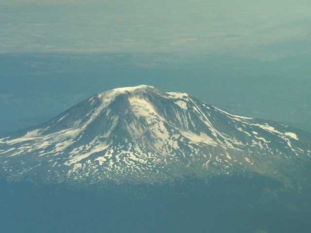 Le Mont Adams, stratovolcan situé à l'est du Mont Saint Helens. Vue aérienne.
<BR>
<A HREF='https://phototheque.enseigne.ac-lyon.fr/photossql/GoogleEarth/adams.kmz'>
<IMG SRC='googleearth.gif' BORDER=0>
</A>

