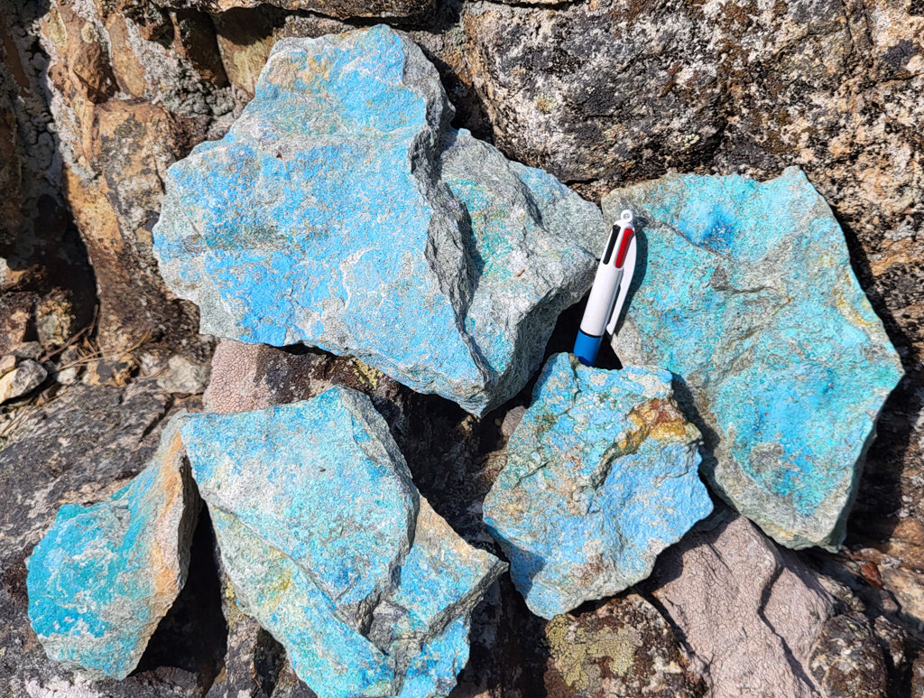Le gisement de plomb-argentifère de La Finosa se trouve dans un ensemble volcano-sédimentaire de nature rhyolitique et d’âge probablement permien, appelé complexe de Pajanello. Cet ensemble a la forme d’une écaille de 800 m de large pour 2 500 m de long, pincé dans des roches granitiques. À l’intérieur de l’écaille, les terrains présentent un pendage fort et sont constitués d’ignimbrites, d’arkose et de tufs verts ou rouges. La minéralisation se développe dans les tufs à matrice verte. Elle est constituée principalement de minéraux sulfurés. Mais des minéralisations non soufrées sont également présentes comme des carbonates de cuivre hydratés tels que l’azurite Cu<sub>3</sub>(CO<sub>3</sub>)<sub>2</sub>(OH)<sub>2</sub>  présentée ici.