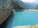 Vue amont du barrage de Campliccioli, situé dans le parc naturel de la haute vallée d'Antrona (Piémont italien). Il s'agit d'un barrage-poids : de section triangulaire, son poids suffit seul à contenir la poussée de l'eau. Il est néanmoins légèrement arqué (rayon de courbure de 600 m). Construit entre 1924 et 1928 en pierres maçonnées, il mesure 80 mètres de haut et 278 mètres de large.  L'eau retenue par le barrage forme un lac, à partir duquel une conduite forcée, c'est-à-dire un assemblage de tuyaux, transporte l'eau sous pression jusqu'à une centrale hydroélectrique située en contrebas dans la vallée.<br />
Voir aussi : <a href='https://phototheque.enseigne.ac-lyon.fr/photossql/photos.php?RollID=images&FrameID= barrage_Campliccioli_aval'>vue aval</a> - <a href='https://phototheque.enseigne.ac-lyon.fr/photossql/photos.php?RollID=images&FrameID= barrage_Campliccioli_rivage'>rivage du lac</a>
 [6402 views]