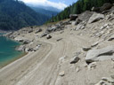 Rivage du lac du barrage de Campliccioli, situé dans le parc naturel de la haute vallée d'Antrona (Piémont italien). L'eau retenue par le barrage forme un lac artificiel qui fonctionne comme un bassin de décantation puisqu'il reçoit et accumule des sédiments essentiellement argilo-sableux. En été, avec peu d'apport d'eau de pluie et au fur et à mesure des prélèvements d'eau pour produire de l'électricité, le niveau du lac baisse, ce qui laisse la trace des lignes de rivage successives sur la berge.<br />
Voir aussi : <a href='https://phototheque.enseigne.ac-lyon.fr/photossql/photos.php?RollID=images&FrameID= barrage_Campliccioli_aval'>vue aval du barrage</a> - <a href='https://phototheque.enseigne.ac-lyon.fr/photossql/photos.php?RollID=images&FrameID= barrage_Campliccioli_amont'>vue amont du barrage</a> - <a href='https://phototheque.enseigne.ac-lyon.fr/photossql/photos.php?RollID=images&FrameID= barrage_Campliccioli_detail_rivage'>vue rapprochée des lignes de rivage</a>
 [25156 views]