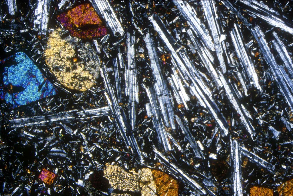 Basalte demi-deuil : basalte alcalin avec de grandes baguettes de plagioclases et quelques pyroxènes.