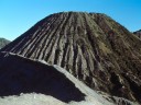 Dans la caldeira du Tengger, vaste mer de sable volcanique de 9 km de diamètre, le volcan Batok, observé depuis le bord du cratère du <A HREF='https://phototheque.enseigne.ac-lyon.fr/photossql/photos.php?RollID=images&FrameID=bromo'>Bromo</A>, montre ses flancs striés par l'érosion.  <BR><A HREF='https://phototheque.enseigne.ac-lyon.fr/photossql/GoogleEarth/batok.kmz'>  <IMG SRC='googleearth.gif' BORDER=0>  </A> [14851 views]