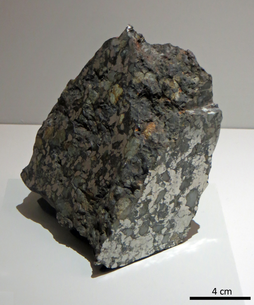 Bencubbin, chondrite carbonée trouvée en 1930 en Australie. Les chondrites carbonées proviennent d'astéroïdes originaires de la partie externe de la ceinture d'astéroïdes. Particulièrement étudiées, elles contiennent plus de matrice que les chondrites ordinaires et sont riches en carbone. Leur composition chimique est proche de celle du Soleil et elles contiennent des inclusions réfractaires, de couleur blanche, qui sont les premiers solides à s'être formés dans le système solaire.