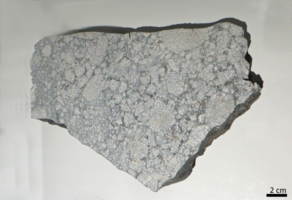 Béréba, achondrite de Vesta (eucrite) tombée en 1924 au Burkina Faso. . Les howardites, eucrites et diogénites (« HED ») sont les plus abondantes des achondrites. Elles ont été regroupées en raison de leurs propriétés communes. Il est désormais admis qu'elles proviennent  de l'astéroïde Vesta, un des rares astéroïdes différenciés à avoir survécu aux gigantesques collisions du début de l'histoire du système solaire. Ces météorites sont les seules météorites (en dehors des lunaires et des martiennes) dont on a identifié le corps-parent.