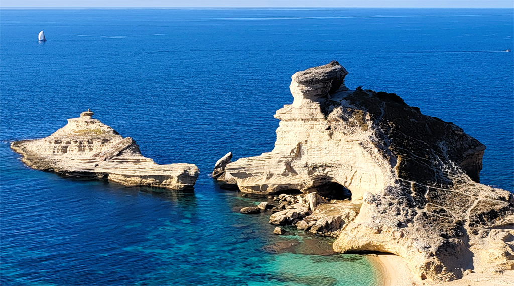 Calcaire de Bonifacio. Durant la formation du causse miocène de Bonifacio (Langhien inférieur -23 à -16 Ma), la montée du niveau de la mer est continue, atteignant un paroxysme au Burdigalien supérieur (18 Ma). Ce niveau de haute mer, connu mondialement, réduit la Corse à une petite île granitique dont le littoral oriental longe les Agriates, la dépression centrale et arrive dans l’extrême-sud. Les sédiments déposés à cette époque constituent tout ou partie du remplissage des actuels bassins sédimentaires de Bonifacio, de la Plaine orientale, de Francardo Ponte Leccia et de Saint-Florent. Le découpage du plateau « calcaire » s’exprime par une morphologie de falaises abruptes et relativement rectilignes qui limitent « le Causse » de Bonifacio avec des à-pics qui peuvent atteindre la centaine de mètres au cap Pertusato (pointe extrême-sud de la France Métropolitaine). Ces falaises sont particulièrement spectaculaires de par leurs vastes surplombs, leurs chaos d’éboulis et leurs larges grottes, résultats de l’érosion marine et de la dissolution karstique. Le causse calcaire de Bonifacio occupe une surface d’environ 25 km² et, si les falaises de Bonifacio ne dépassent pas une centaine de mètres de hauteur, son épaisseur maximale approche les 270 mètres. Sa formation est le résultat de dépôts volcano-sédimentaires, d’abord terrigènes puis plus ou moins carbonatés, riches en fossile, dans une dépression du socle granitique. <a href='https://phototheque.enseigne.ac-lyon.fr/photossql/photos.php?RollID=images&FrameID= calcaire_bonifacio1'>Échantillon</a> – <a href='https://phototheque.enseigne.ac-lyon.fr/photossql/photos.php?RollID=images&FrameID= calcaire_bonifacio2'>affleurement</a> – paysage.