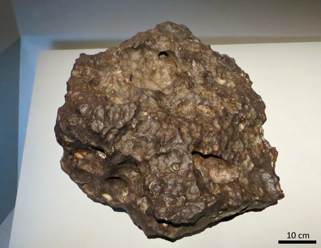 Canyon Diablo, météorite de fer trouvée en 1891 aux états-Unis. Meteor Crater, d'un diamètre de 1,2 km a été creusé il y a 50 000 ans par la chute d'une météorite de fer de 100 mètres arrivée au sol à 15 km/s. On a retrouvé dispersées autour du cratère plus de 30 tonnes de météorites, appelées Canyon Diablo. Cela peut paraître beaucoup mais ce n'est rien par rapport à la masse estimée du bolide qui a formé le cratère, des dizaines de millions de tonnes.