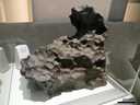 Cape York, météorite de fer trouvée en 1818 au Groenland. Pendant des siècles, les Inuits du nord du Groenland ont utilisé des météorites de fer pour fabriquer des harpons, des couteaux ou des aiguilles. Les météorites de fer, comptant pour 5% des chutes de météorites, sont des fragments du noyau d'un astéroïde différencié, originellement enfoui sous des dizaines, voire des centaines de kilomètres de roches. Certains noyaux ont été mis à jour par de gigantesques collisions qui ont brisé leurs astéroïdes-parents au début de l'histoire du système solaire. Après des milliards d'années dans l'espace, d'autres collisions ont arraché des fragments de ces noyaux mis à nu et ils ont pris la direction de la Terre. [5893 views]