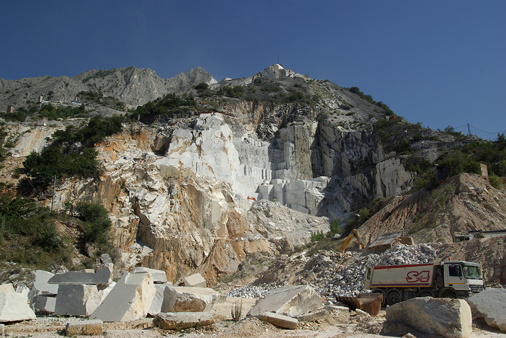 Carrière de marbre du bassin de Colonnata (Carrare).  L'exploitation du marbre commence horizontalement par une arête de la montagne puis, lorsque la roche change, ou que la qualité du marbre diminue, on descend « d'un étage ».