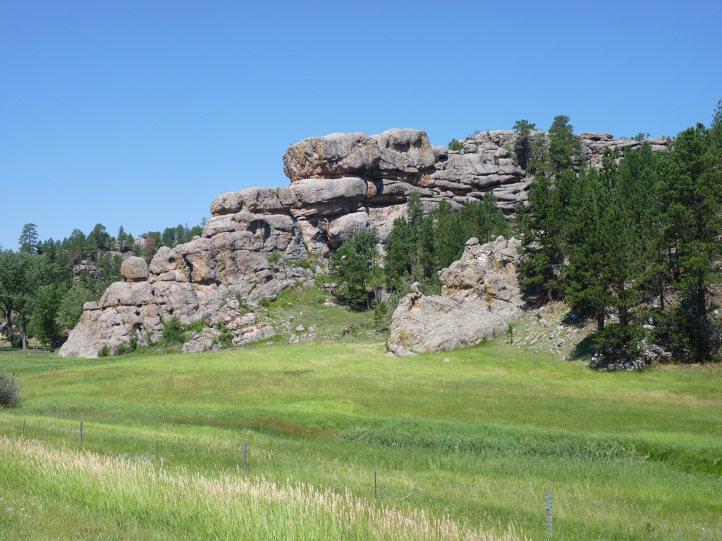 Dans le parc national de Yellowstone, un affleurement de granite soumis à l'érosion prend cette forme en boules caractéristique. Les boules finissent par s'effondrer en un chaos.