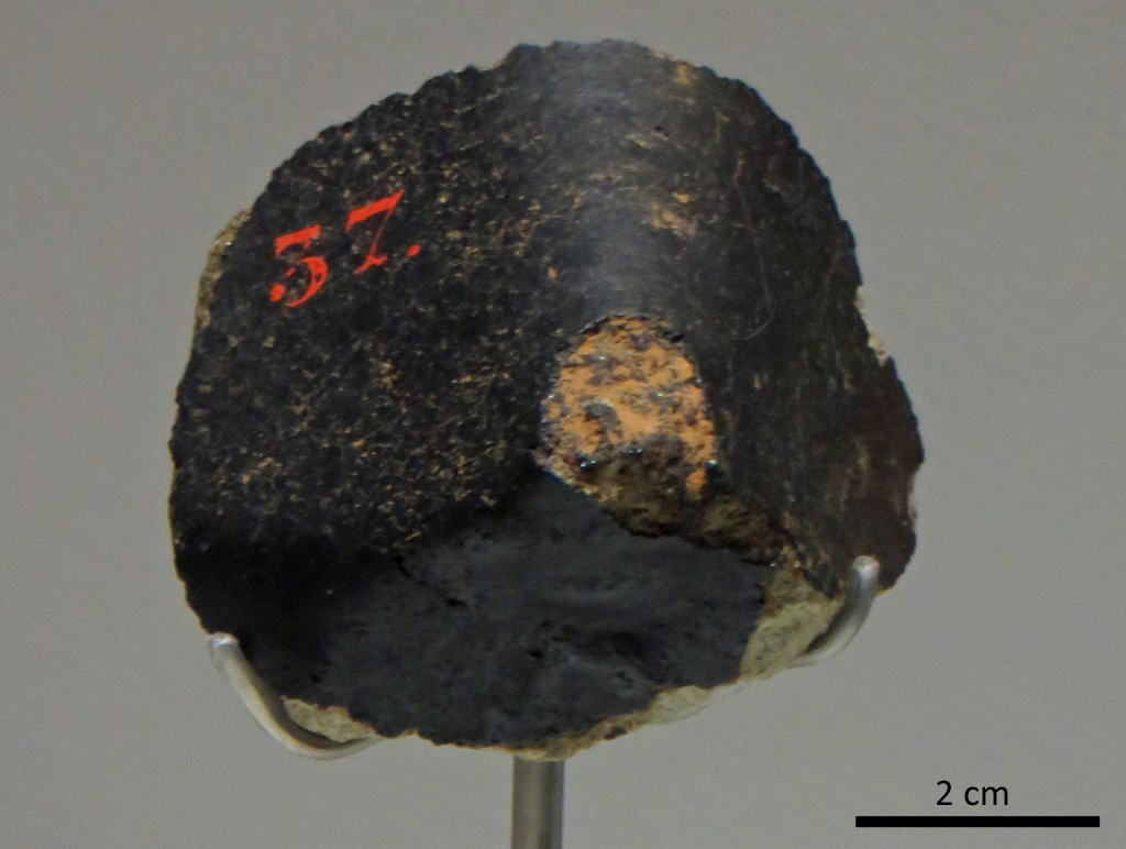 Chassigny, météorite martienne (Nakhlite), tombée en 1815 en France. Le 2 octobre 1815, dans un bruit de canon, un bout de la planète Mars s'abat près de la commune de Chassigny (Haute-Marne). A la fin des années 1970, elle devient le C du groupe des météorites martiennes SNC (Shergottites, Nakhlites, Chassagnites). A ce jour, on ne dénombre que trois Chassignites, dont Chassigny est la seule chute observée. Sa valeur scientifique est inestimable.