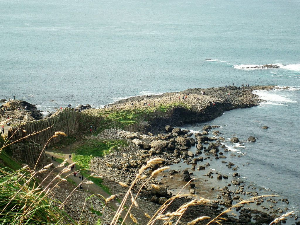 La Chaussée des Géants est située dans le Comté d'Antrim en Irlande du Nord. Elle présente des orgues basaltiques pouvant atteindre 12 m de haut, avec des <a href='https://phototheque.enseigne.ac-lyon.fr/photossql/photos.php?RollID=images&FrameID=chaussee_des_geants2'
>fissurations verticales et horizontales</a> montrant des <a href='https://phototheque.enseigne.ac-lyon.fr/photossql/photos.php?RollID=images&FrameID=chaussee_des_geants3'>
prismes de différentes sections</a> : hexagonales, pentagonales, etc. Ce site est classé au patrimoine mondial de L'UNESCO.
