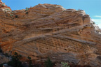 Checkerboard Mesa (littéralement <em>mesa en damier</em>), situé au sud-ouest de l'état américain de l'Utah, est une des montagnes les plus connues du parc national de Zion. Il s'agit de grès formé à partir du sable de dunes de désert, cimenté par de la calcite et des oxydes de fer. On peut y observer des stratifications obliques dues à l'action du vent sur les anciennes dunes de sable. Les  lignes verticales en surface sont elles dues à l'expansion et à la contraction à cause des variations d'humidité et de température actuelles.<br />
<a href='https://phototheque.enseigne.ac-lyon.fr/photossql/photos.php?RollID=images&FrameID=checkerboard_mesa2'>Vue d'ensemble 1 </a> - <a href='https://phototheque.enseigne.ac-lyon.fr/photossql/photos.php?RollID=images&FrameID=checkerboard_mesa3'>Vue d'ensemble 2</a> - <a href='https://phototheque.enseigne.ac-lyon.fr/photossql/photos.php?RollID=images&FrameID=checkerboard_mesa4'>Vue rapprochée 1</a> - Vue rapprochée 2 - <a href='https://phototheque.enseigne.ac-lyon.fr/photossql/photos.php?RollID=images&FrameID=checkerboard_mesa6'>Affleurement</a>
 [5798 views]
