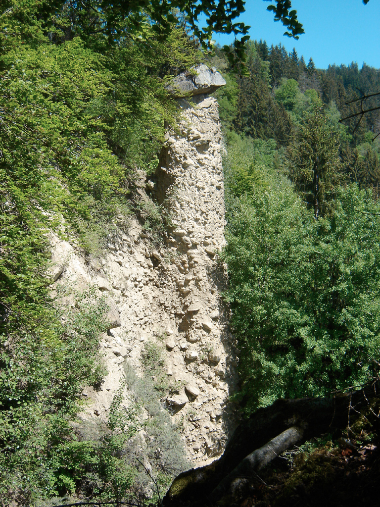 Cheminée de fée, formée dans les moraines glaciaires : le gros bloc protège de l'érosion les sédiments plus fins.