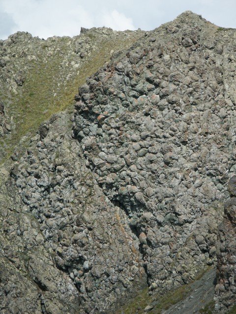 Falaise de pillow-lavas, vue rapprochée. Pan de croûte océanique relevé à la verticale. <A HREF='https://phototheque.enseigne.ac-lyon.fr/photossql/photos.php?RollID=images&FrameID=chenaillet12'>Détail</A>