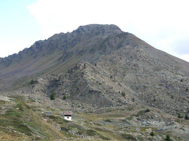 Vue d'ensemble du massif du Chenaillet depuis la cabane des douaniers. De bas en haut, on distingue les trois ensembles constitutifs d'une lithosphère océanique (péridotite, gabbro, basalte).