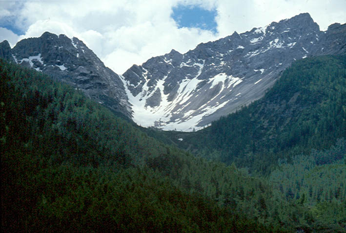 Cirque glaciaire.  Lorsque la moraine frontale d'un glacier forme une colline en croissant concave vers l'amont (amphithéâtre, ou vellum morainique) et marque ainsi la limite maximale d'extension du glacier, cette surélévation constitue un barrage naturel (verrou morainique) de retenue des eaux.