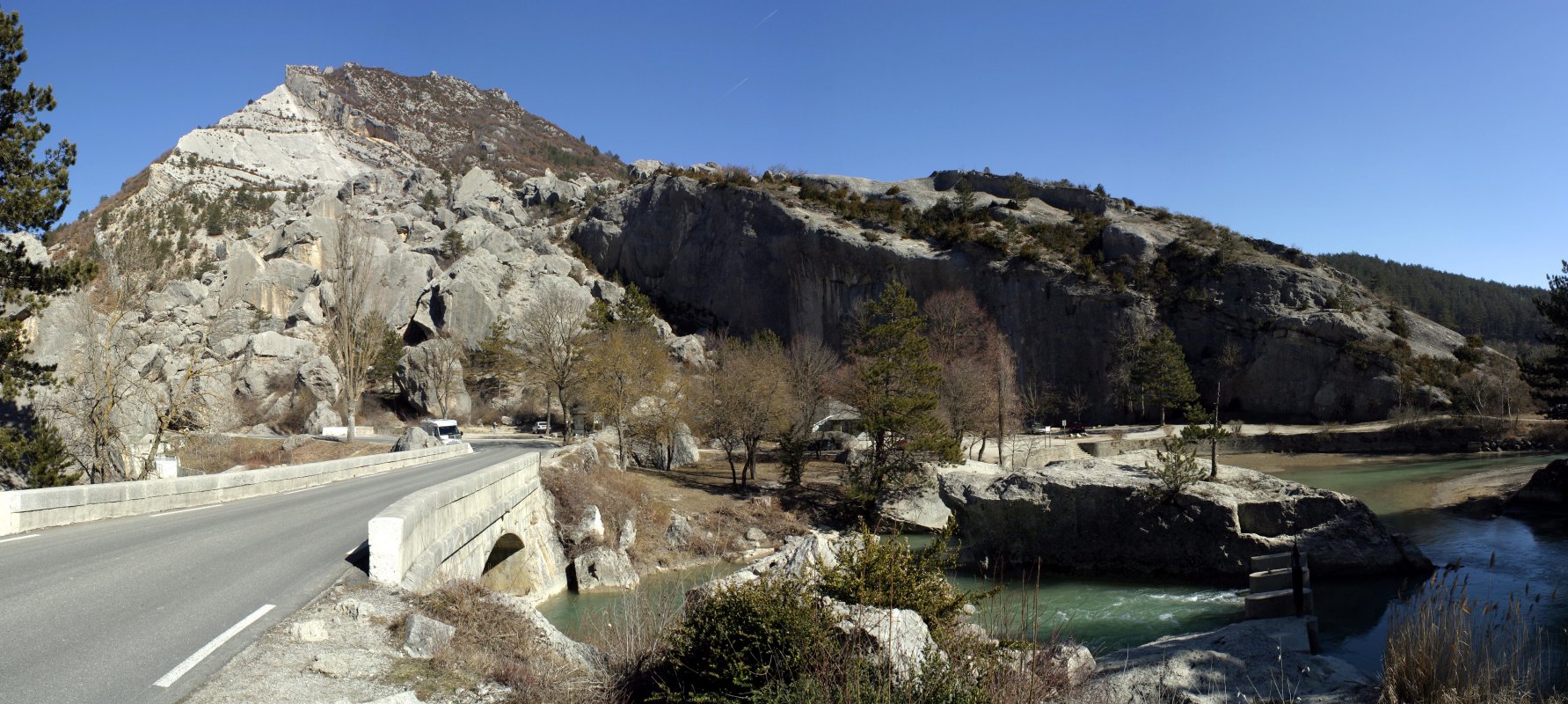 Le claps de Luc en Diois : cet amoncellement chaotique de rochers  résulte de l'éboulement du flanc sud du Pic de Luc. Le barrage né de cet amas de pierres est responsable de la présence de deux lacs sur lit de la rivière Drôme.