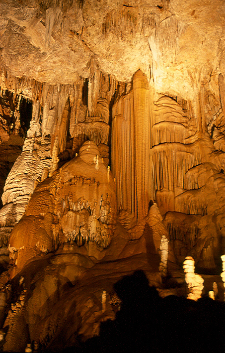 Concrétions karstiques.  Ces concrétions de calcite font partie de ce que les géologues nomment un modelé karstique. Elles se forment dans les salles et les conduits suffisamment larges  des grottes. Elles se présentent sous forme de stalactites en partant du plafond, de stalagmites à partir du plancher, de colonnes lorsque les formes précédentes se rejoignent, de draperies, d'aiguilles, etc.