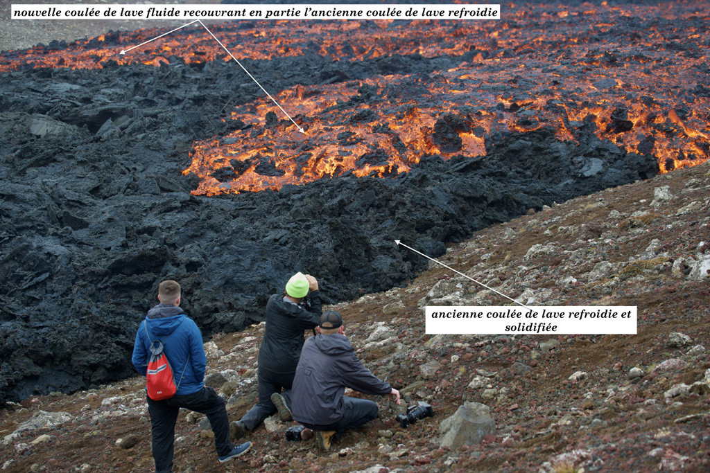 Coulée de lave fluide en progression sur une coulée ancienne refroidie et solidifiée, lors de l'éruption du volcan Meradalir en août 2022.