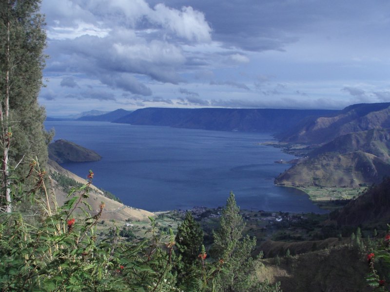Le Danau Toba. Ce lac de caldeira s'est formé lors de l'éruption du Toba il y a 75 000 ans. Cette éruption est considérée comme la plus importante de ces derniers millions d'années : une éruption ultra-plinienne d'une dizaine de jours, ayant émis plus de 3 000 km<sup>3</sup> de cendres sur une surface de 30 000 km<sup>2</sup>. La caldeira ainsi formée s'étend sur une distance de 100x30 km (il s'agit du plus grand lac d'Asie du Sud Est, et parmi les plus grand lac de caldeira au monde). Cette éruption aurait été à l'origine d'un long et rude hiver volcanique.