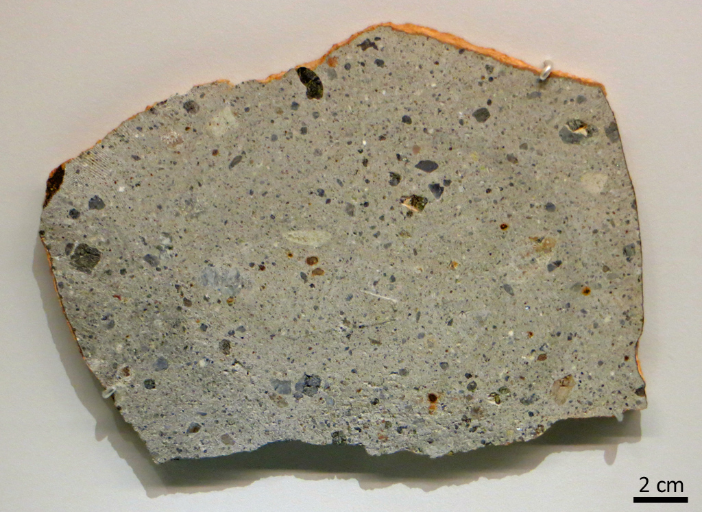 Dar al Gani 779, achondrite de Vesta (Howardite) trouvée en 1999 en Lybie. Les howardites, eucrites et diogénites (« HED ») sont les plus abondantes des achondrites. Elles ont été regroupées en raison de leurs propriétés communes. Il est désormais admis qu'elles proviennent  de l'astéroïde Vesta, un des rares astéroïdes différenciés à avoir survécu aux gigantesques collisions du début de l'histoire du système solaire. Ces météorites sont les seules météorites (en dehors des lunaires et des martiennes) dont on a identifié le corps-parent.