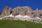 Le massif du Pordoi (2950 m, massif de Sella) depuis le col du même nom. Classiques éboulis dans les dolomies, à la verticale de grandes diaclases. [26043 views]