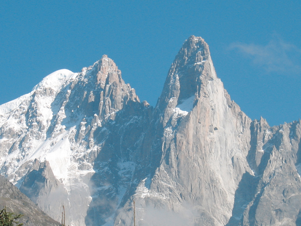 Les Drus (aiguille de droite).  La partie droite de l'aiguille montre une zone de granite claire qui correspond aux éboulements successifs de l'été 2005 qui ont affecté la face sud ouest sur 800m de haut.