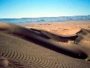 Cette dune résulte de l'accumulation de sable du désert, transporté par le vent. [16420 views]