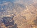 Vue aérienne des Andes entre Sucre et La Paz. Le caractère désertique du paysage permet de voir les traces d'érosion. [29279 views]