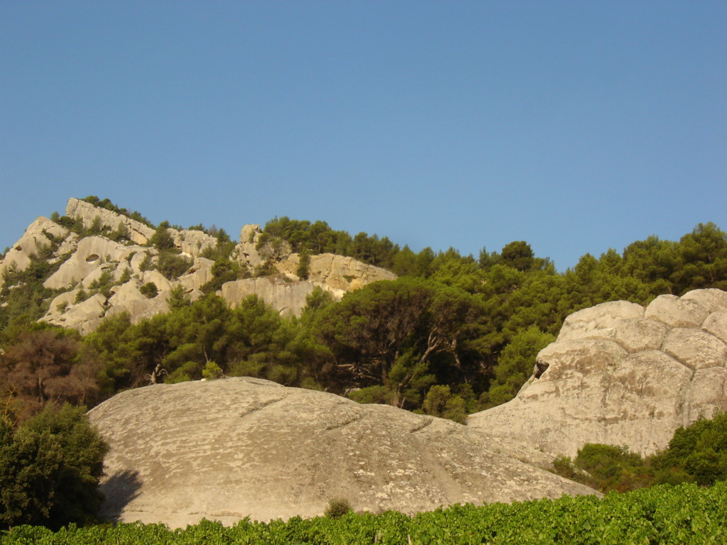 Massifs calcaires et grès creusés de cavités sculptées par l'érosion.