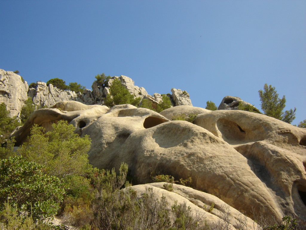 Massifs calcaires   et grès creusés de cavités sculptées par l'érosion.