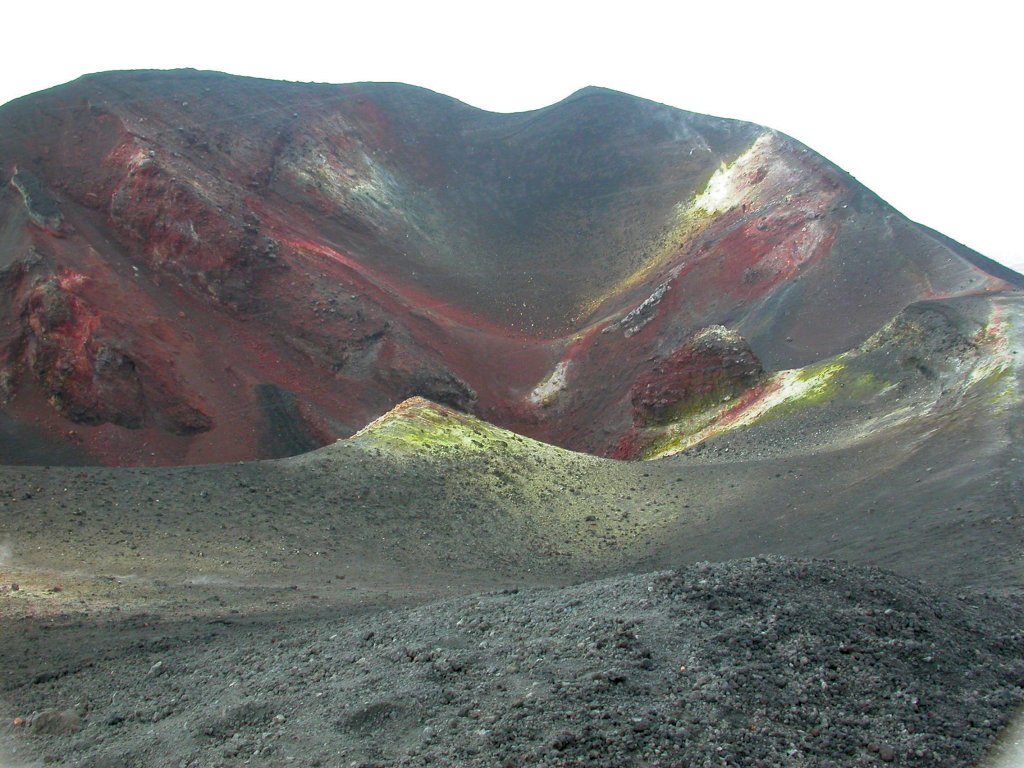 L'Etna est l'un des volcans les plus actifs au monde. Cette vue montre un cratère secondaire vers 3000 m d'altitude, au pied des cratères somitaux sur le flan sud du volcan.
<BR>
<A HREF='https://phototheque.enseigne.ac-lyon.fr/photossql/GoogleEarth/etna2.kmz'>
<IMG SRC='googleearth.gif' BORDER=0>
</A>