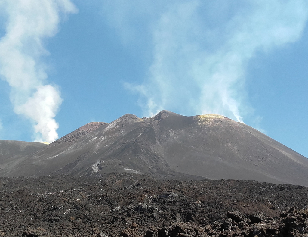 L'Etna est le volcan le plus haut (3 330 mètres) et le plus actif d'Europe. Il est situé en Sicile (Italie) près de la ville de Catane. C'est un stratovolcan de type strombolien avec des éruptions explosives et effusives. Ici son activité se manifeste par des fumerolles s’élevant du sommet.