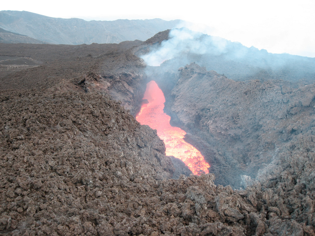 Coulée de lave sur le flanc est de l'Etna, avec tunnel de lave et dégazage.