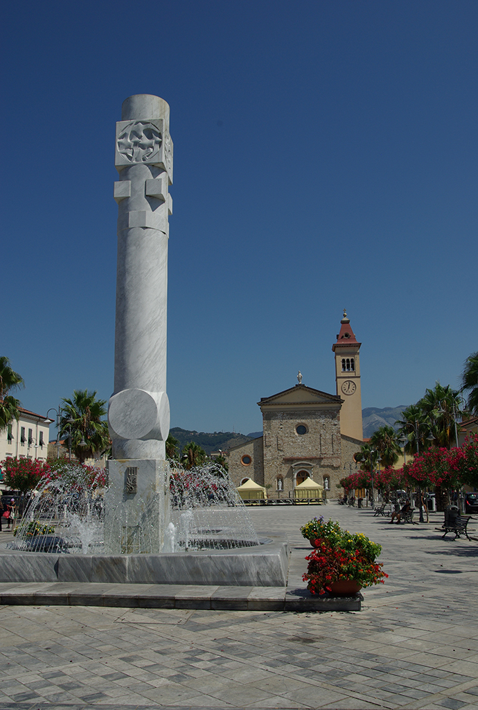 A Carrare (ici dans le quartier récent de la Marina), tout est en marbre (sauf les fleurs !) : une bonne partie de l'église, le revêtement de la place, la fontaine et sa colonne.