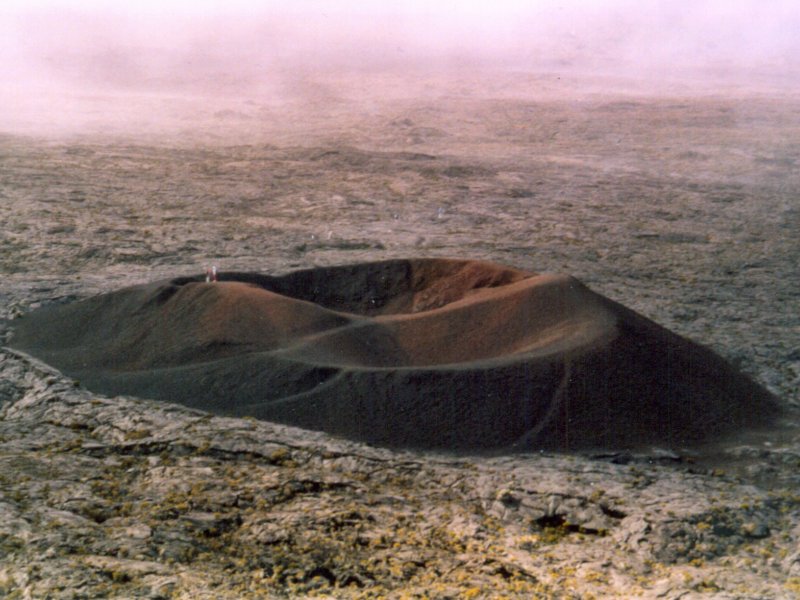 Formica Leo : cratère secondaire dans la caldeira du Piton de la Fournaise (2631m).
<BR>
<A HREF='https://phototheque.enseigne.ac-lyon.fr/photossql/GoogleEarth/fournaise1.kmz'>
<IMG SRC='googleearth.gif' BORDER=0>
</A>