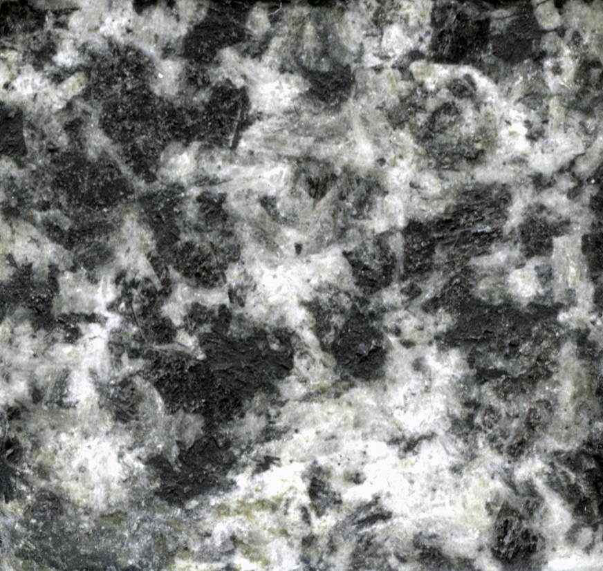 Gabbro océanique (Islande).   Cette roche est constituée de plagioclase (blanc) et de pyroxène, gris-bronze, probablement de l'augite.<br /><br />     Cette photographie est proposée dans le cadre d'une évaluation de la quantité d'eau contenue dans la roche (depuis le gabbro de dorsale jusqu'à l'éclogite) par l'utilisation du logiciel Mesurim.  <a href='http://svt.enseigne.ac-lyon.fr/spip/spip.php?article392'>Lien avec le dossier pédagogique</a>.<br /><br />    Mots clefs : gabbro - mesurim - lithosphère - dorsale -  pyroxène - plagioclase