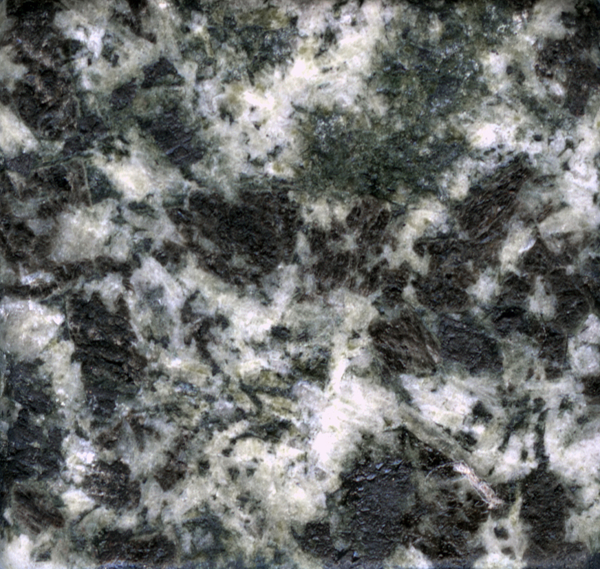 Gabbro océanique (Islande).   Cette roche est constituée de plagioclase (blanc) et de pyroxène, gris-bronze, probablement de l'augite.<br /><br />     Cette photographie est proposée dans le cadre d'une évaluation de la quantité d'eau contenue dans la roche (depuis le gabbro de dorsale jusqu'à l'éclogite) par l'utilisation du logiciel Mesurim.  <a href='http://svt.enseigne.ac-lyon.fr/spip/spip.php?article392'>Lien avec le dossier pédagogique</a>.<br /><br />.    Mots clefs : gabbro - mesurim - lithosphère - dorsale -  pyroxène - plagioclase