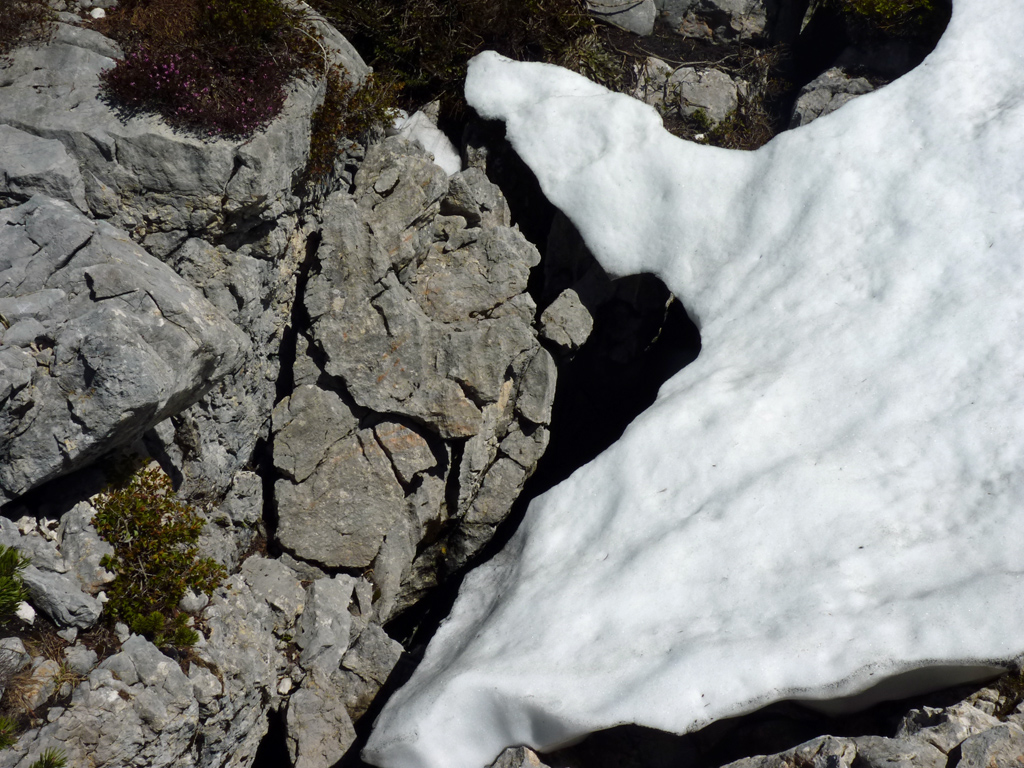Cet affleurement calcaire observé sur le plateau du Rax (Raxalpen) en Autriche a subi une fracturation par le gel : l'eau s'est infiltrée dans une fissure, puis a gelé. La glace occupant un volume supérieur à l'eau, cette glace a élargi la fissure et fait éclater la roche. Le morceau brisé est toujours en place.