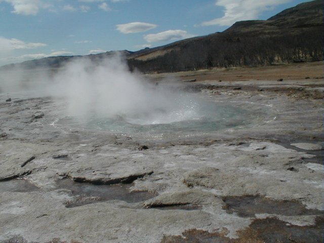 Le site géothermique de Geysir au nord-est de Reykjavik avec ses geysers et ses bassins d'eau chaude.
<BR>
<A HREF='https://phototheque.enseigne.ac-lyon.fr/photossql/GoogleEarth/geysers_geysir2.kmz'>
<IMG SRC='googleearth.gif' BORDER=0>
</A>