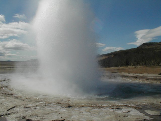 Le site géothermique de Geysir au nord-est de Reykjavik avec ses geysers et ses bassins d'eau chaude.
<BR>
<A HREF='https://phototheque.enseigne.ac-lyon.fr/photossql/GoogleEarth/geysers_geysir3.kmz'>
<IMG SRC='googleearth.gif' BORDER=0>
</A>