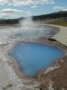 Le site géothermique de Geysir au nord-est de Reykjavik avec ses geysers et ses bassins d'eau chaude dans lesquels la silice se dissous plus ou moins en fonction de la température de l'eau. Le bassin le plus clair (en bas sur la photo) possède moins de silice car l'eau est plus froide (pas de fumée).
<BR>
<A HREF='https://phototheque.enseigne.ac-lyon.fr/photossql/GoogleEarth/geysers_geysir4.kmz'>
<IMG SRC='googleearth.gif' BORDER=0>
</A> [28420 views]
