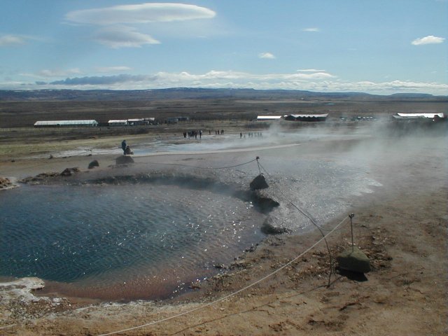 Le site géothermique de Geysir au nord-est de Reykjavik avec ses geysers et ses bassins d'eau chaude.
<BR>
<A HREF='https://phototheque.enseigne.ac-lyon.fr/photossql/GoogleEarth/geysir.kmz'>
<IMG SRC='googleearth.gif' BORDER=0>
</A>